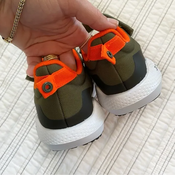 adidas EQ21 Run Bounce Sneakers 2.0 Focus Olive &amp; Orange Youth Boys size 2.5