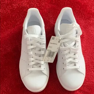 Adidas  Stan Smiths.White Sneakers Sleek Low-Top Design