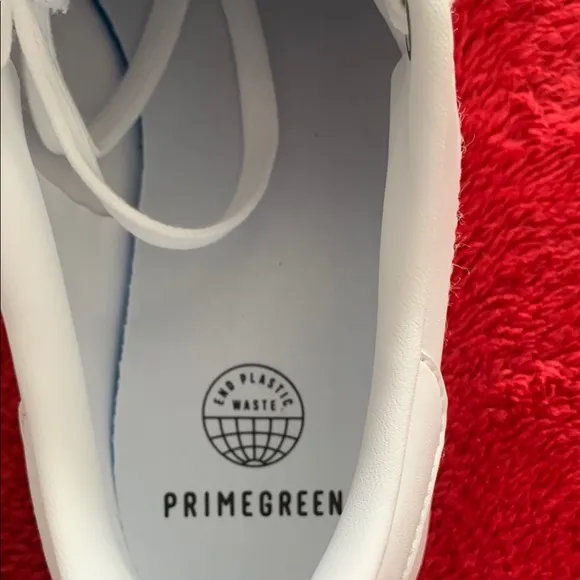 Adidas  Stan Smiths.White Sneakers Sleek Low-Top Design