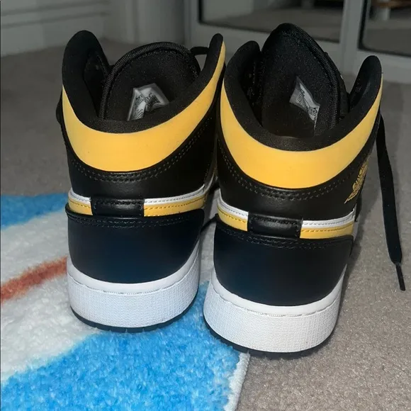 Air Jordan 1 Mid GS 'Black University Gold' Sneakers