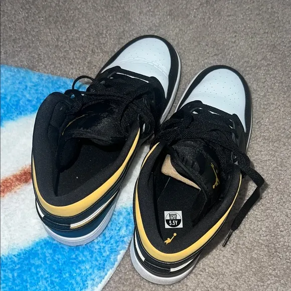 Air Jordan 1 Mid GS 'Black University Gold' Sneakers