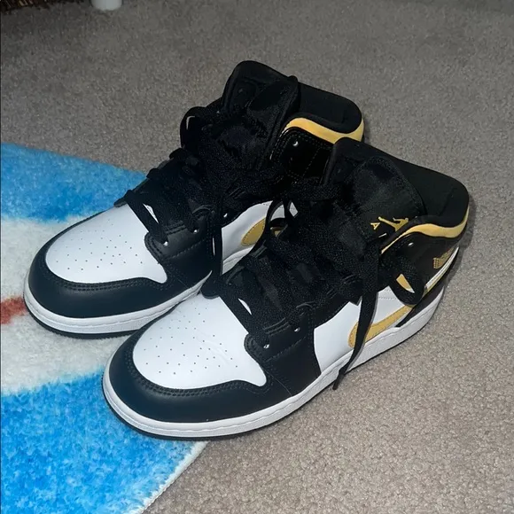 Air Jordan 1 Mid GS 'Black University Gold' Sneakers
