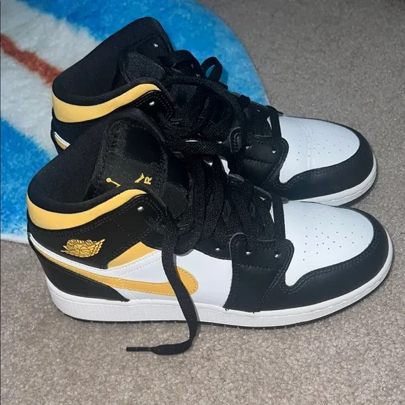 Air Jordan 1 Mid GS 'Black University Gold' Sneakers