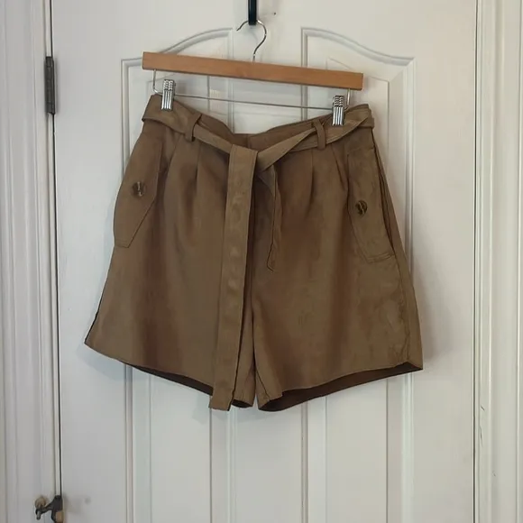 Banana Republic | Vegan Faux Suede Shorts in Camel/Tan w. 5&quot; inseam Size 8