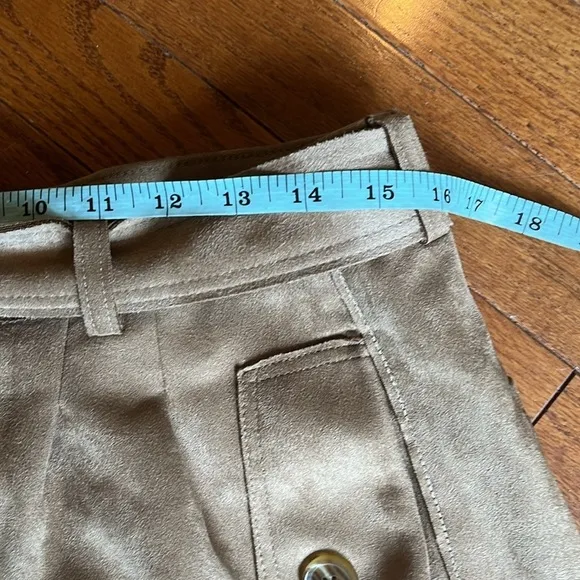 Banana Republic | Vegan Faux Suede Shorts in Camel/Tan w. 5&quot; inseam Size 8