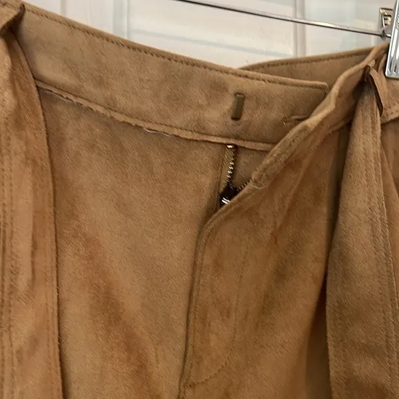 Banana Republic | Vegan Faux Suede Shorts in Camel/Tan w. 5&quot; inseam Size 8