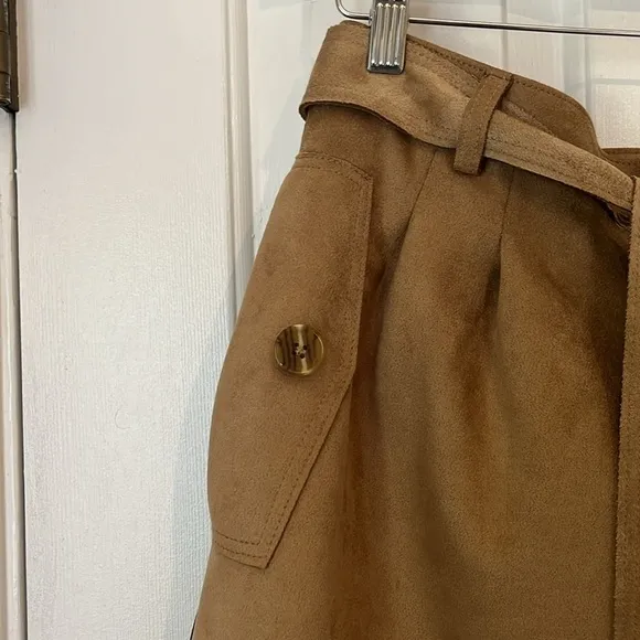 Banana Republic | Vegan Faux Suede Shorts in Camel/Tan w. 5&quot; inseam Size 8