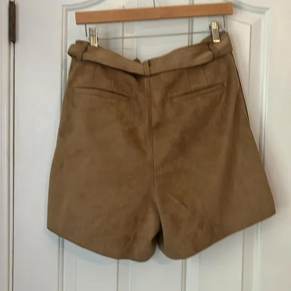 Banana Republic | Vegan Faux Suede Shorts in Camel/Tan w. 5&quot; inseam Size 8