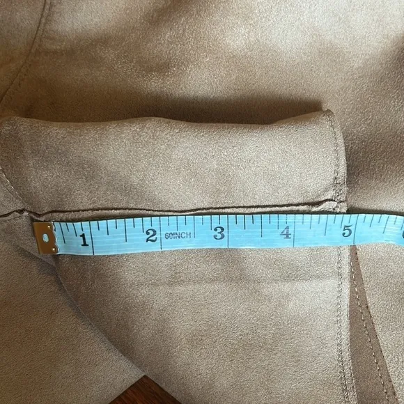 Banana Republic | Vegan Faux Suede Shorts in Camel/Tan w. 5&quot; inseam Size 8