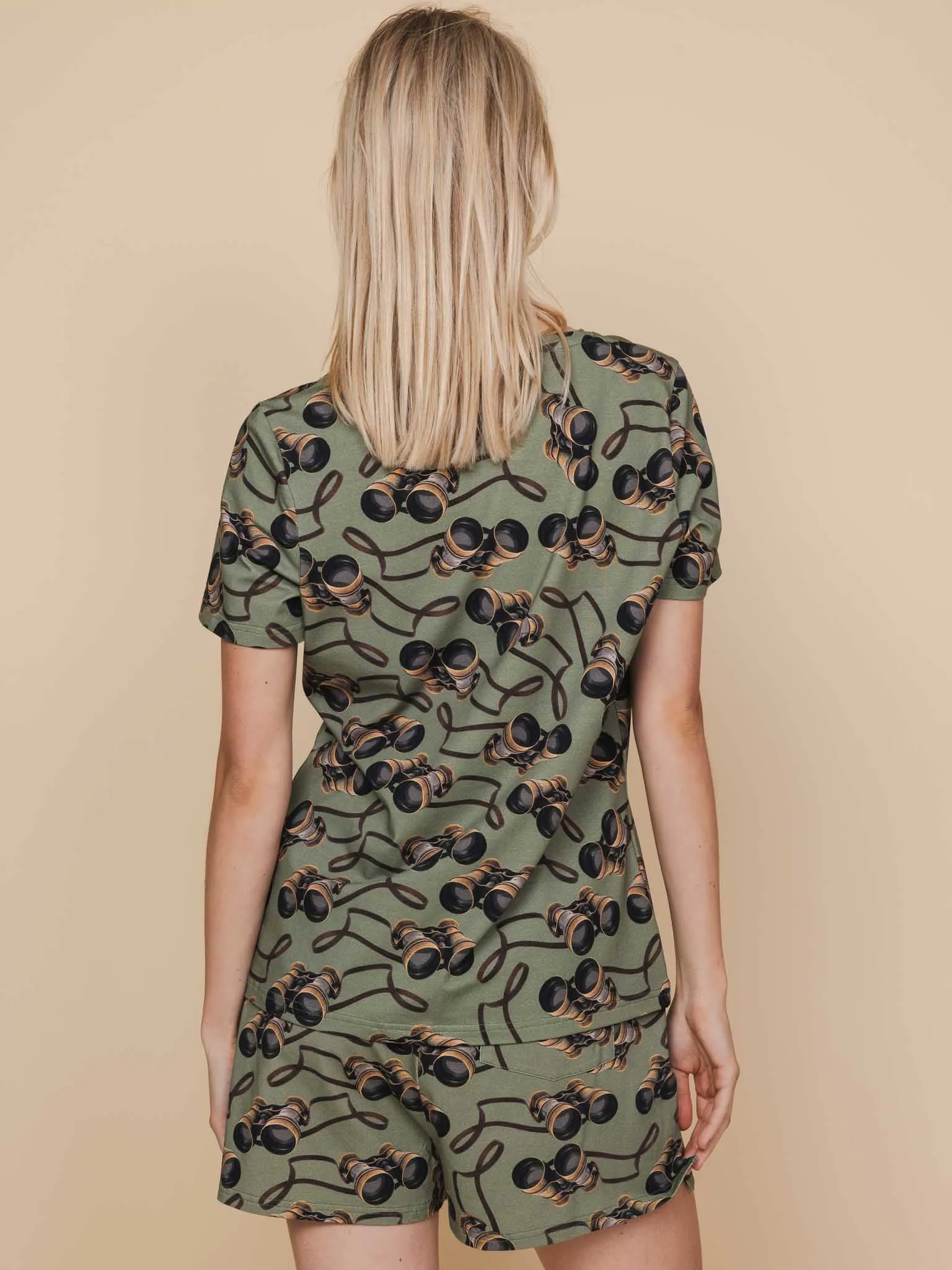 Binoculars V-neck T-shirt en Shorts set Dames