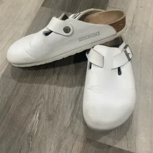 Birkenstock White Slippers with Adjustable Strap and Contoured Footbed Size 6