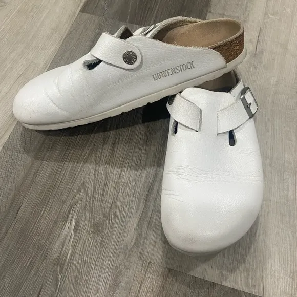 Birkenstock White Slippers with Adjustable Strap and Contoured Footbed Size 6