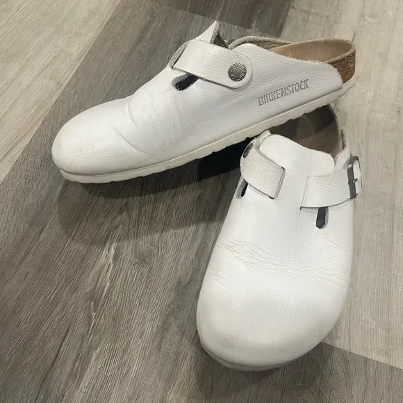 Birkenstock White Slippers with Adjustable Strap and Contoured Footbed Size 6