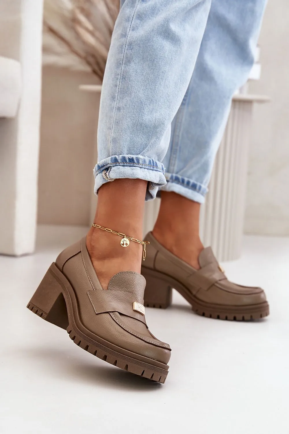 Column shaped heel low leather shoes