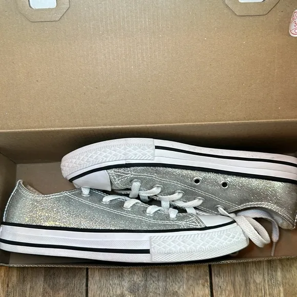Converse Silver Glitter Chuck Taylor All Star Junior's Ox Lace Up Low Top / Sz 1