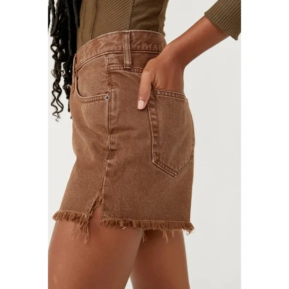 Free People Makai Cutoff Jean Short 24 26 Chocolate Brown Denim Raw Hem Distress