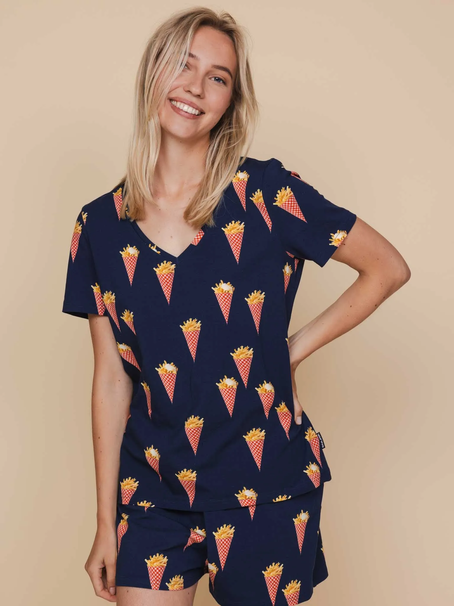 Fries Navy V-neck T-shirt en Shorts set Dames