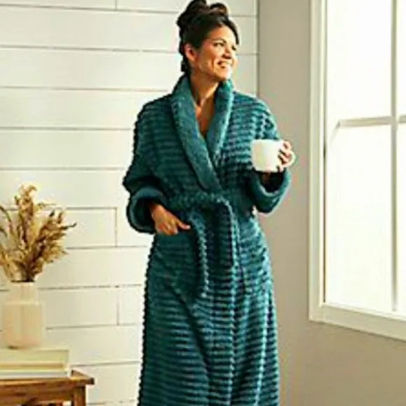 Geneva Textured Robe &amp; Slipper Set. Womans.