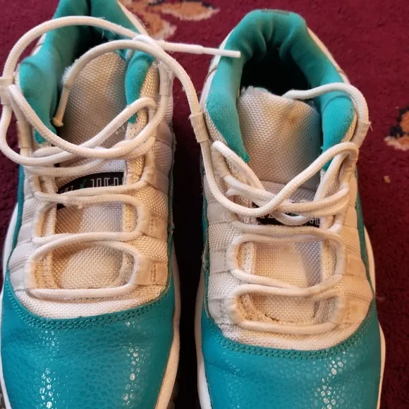 Girls Jordan low top 11s size 4.5
