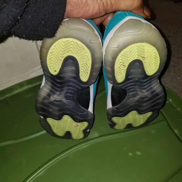 Girls Jordan low top 11s size 4.5