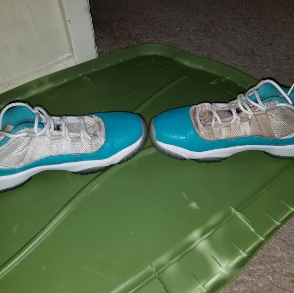 Girls Jordan low top 11s size 4.5