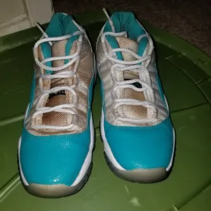 Girls Jordan low top 11s size 4.5