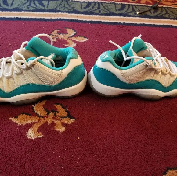 Girls Jordan low top 11s size 4.5