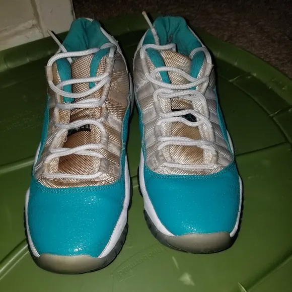 Girls Jordan low top 11s size 4.5