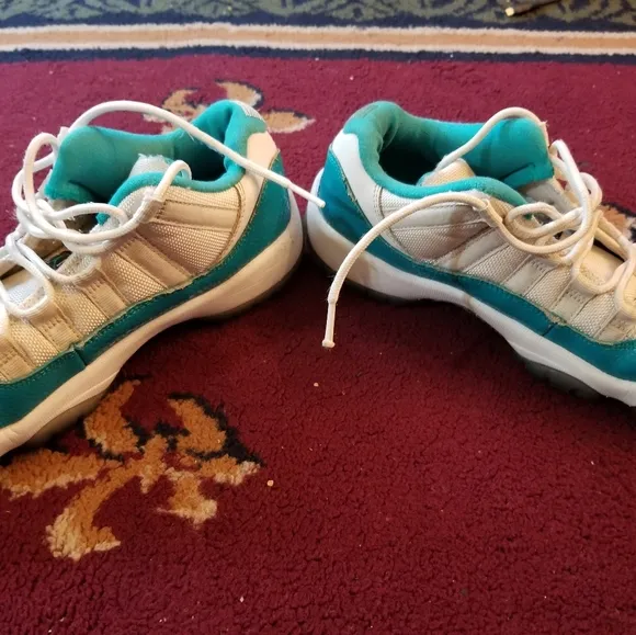 Girls Jordan low top 11s size 4.5