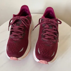 HOKA Kawana Running Shoe in Cabernet/Cherries Jubilee, Womens Size 7