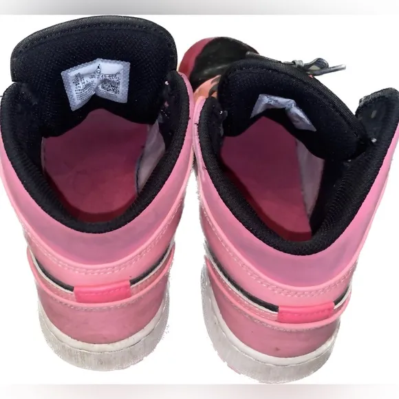 Jordan 1 Mid Coral Chalk