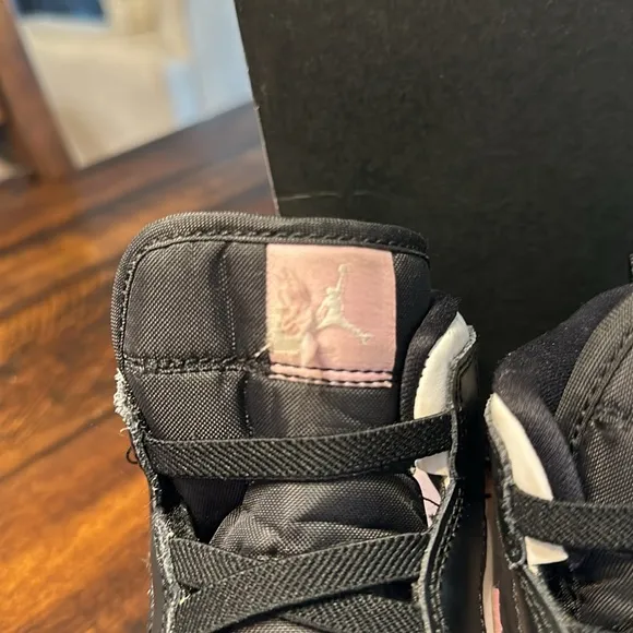Jordan 1 Mid White Black Light Arctic Pink