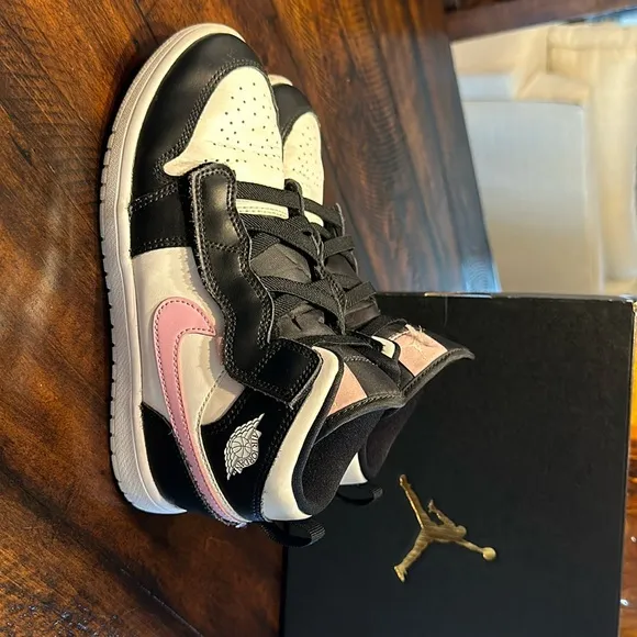 Jordan 1 Mid White Black Light Arctic Pink