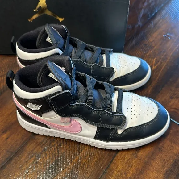 Jordan 1 Mid White Black Light Arctic Pink