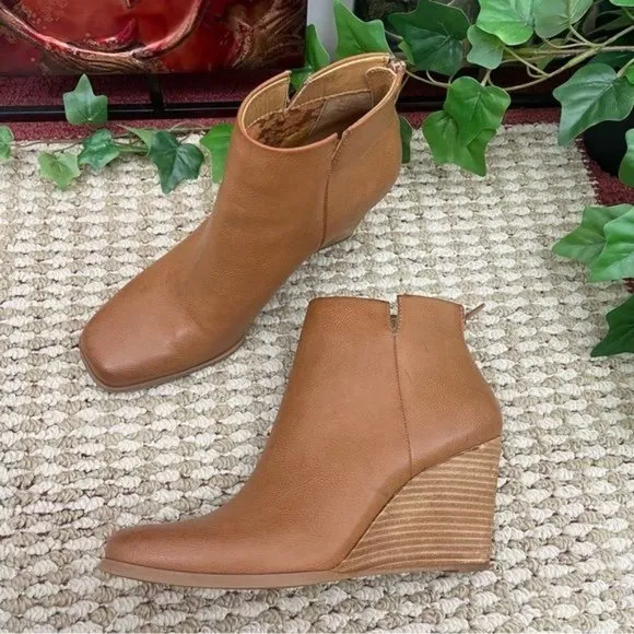 KORKS Oliana Wedge Bootie in Tan Size 9
