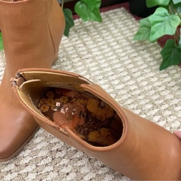 KORKS Oliana Wedge Bootie in Tan Size 9