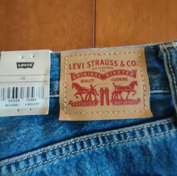 LEVI STRAUSS, Waist 32 &quot; Low Pro Straight 28, NWT 69.99. UNISEX