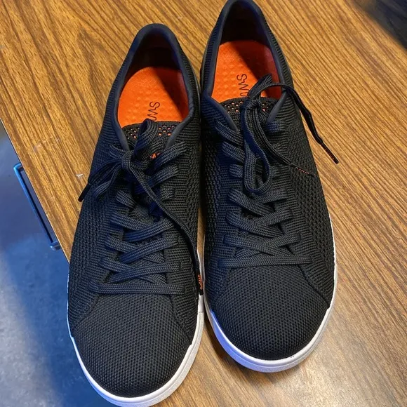 Men’s NWOB SWIMS SNEAKERS SHOES CASUAL LIGHTWEIGHT TENNIS KNIT SZ 8.5