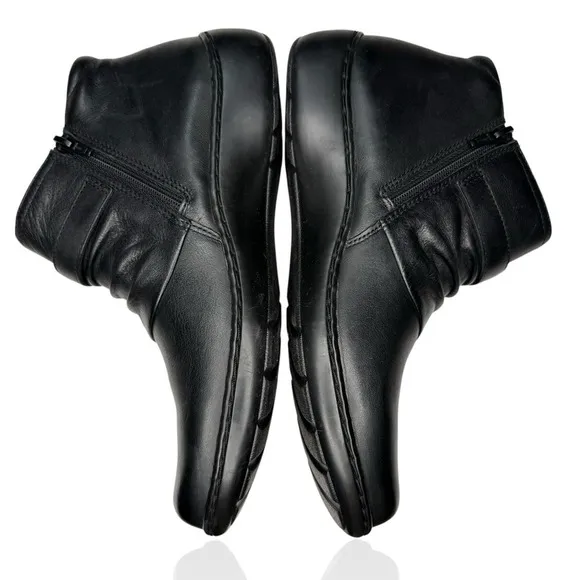 NEW Clarks Size 9 Cora Ruched Leather Ankle Booties Classic Boots $140 Black