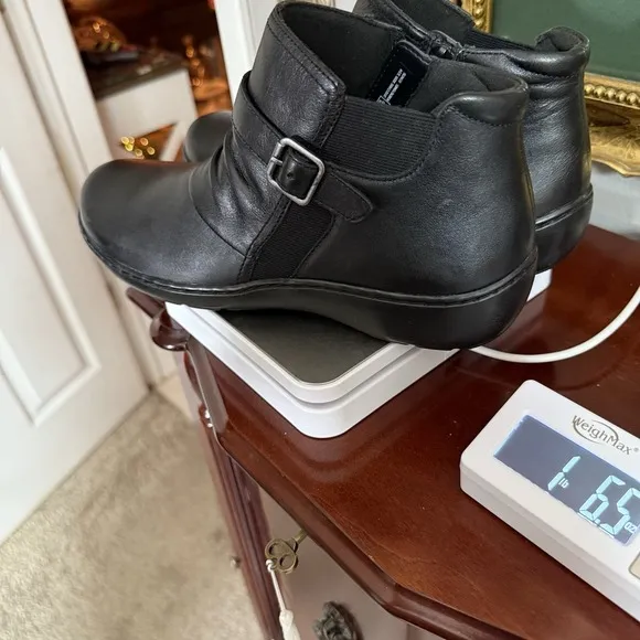 NEW Clarks Size 9 Cora Ruched Leather Ankle Booties Classic Boots $140 Black