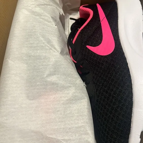 NIKE Big Girls' Tanjun Casual Sneakers | PINK/BLACK | NEW/ NEW in BOX!! 🖤💗👟