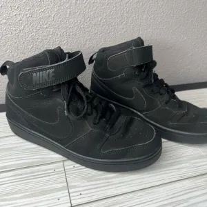 Nike boys black mid top sneakers