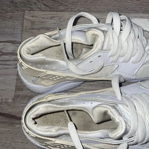 Nike Huarache white sneakers size 4.5 youth