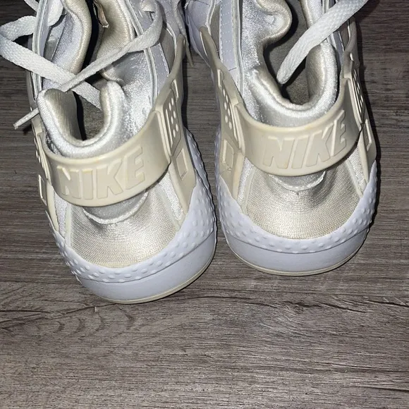 Nike Huarache white sneakers size 4.5 youth