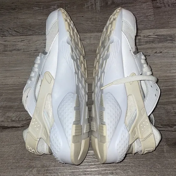 Nike Huarache white sneakers size 4.5 youth