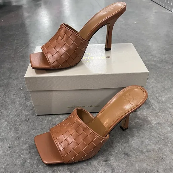 NWB $180 Marc Fisher DARA-V Leather Sandals Caramel Leather 8.5