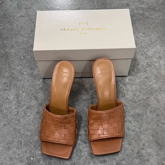 NWB $180 Marc Fisher DARA-V Leather Sandals Caramel Leather 8.5