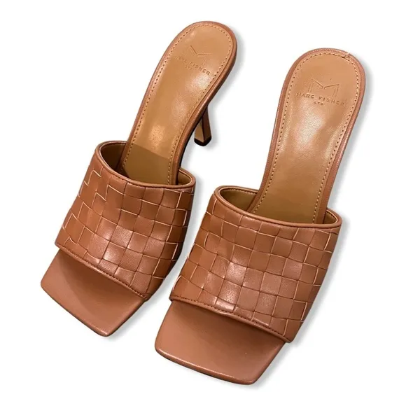 NWB $180 Marc Fisher DARA-V Leather Sandals Caramel Leather 8.5