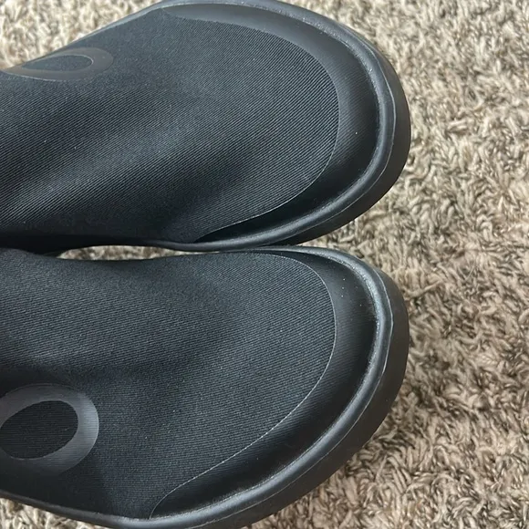 OOFOS Men’s OOMG EEZEE Low Shoe Black Sz 10