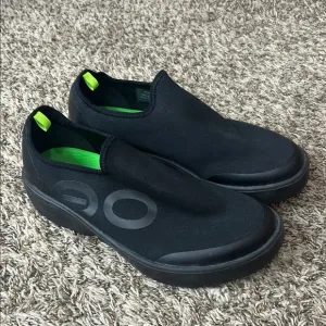 OOFOS Men’s OOMG EEZEE Low Shoe Black Sz 10